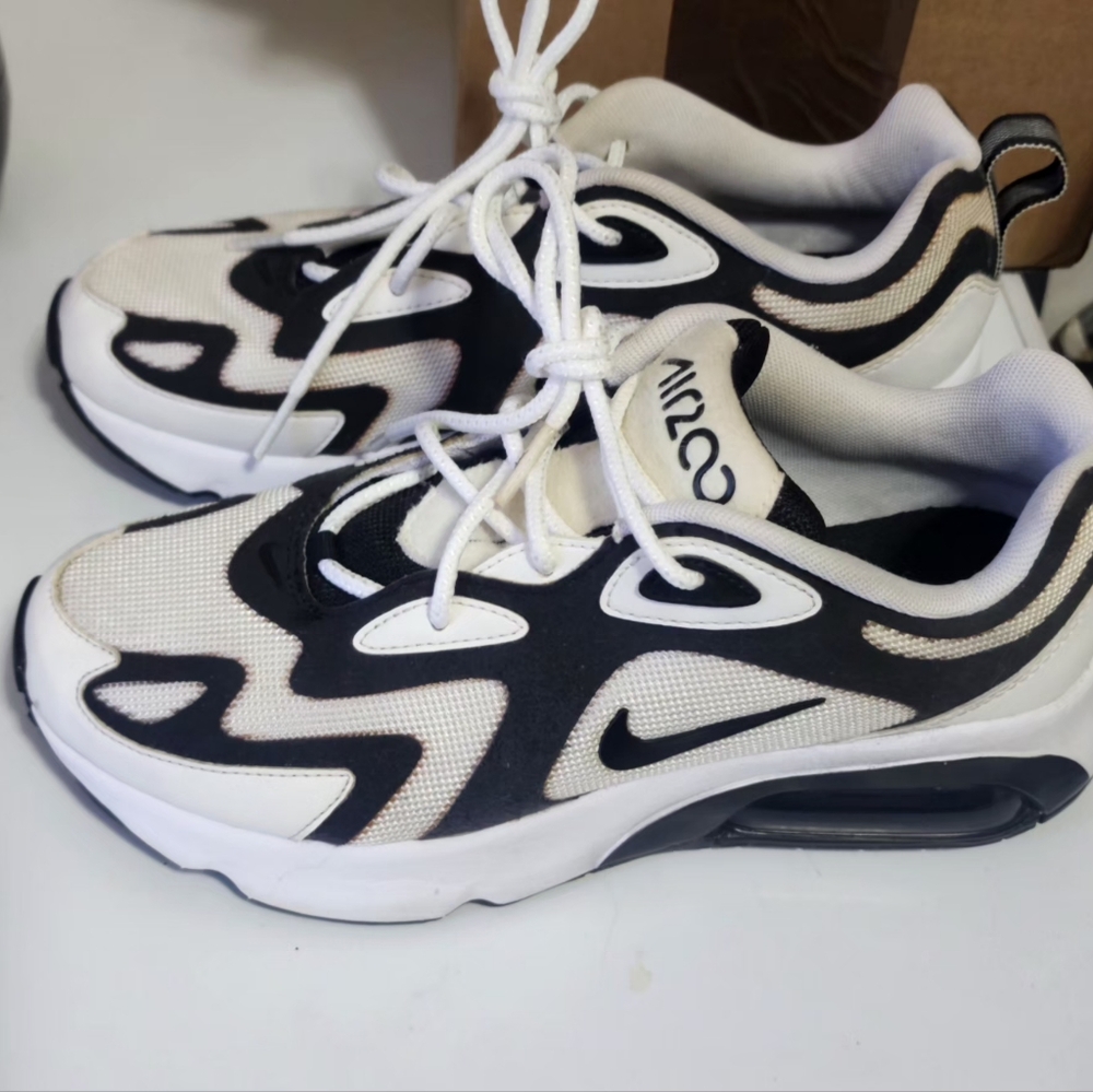 Nike Airmaz 200